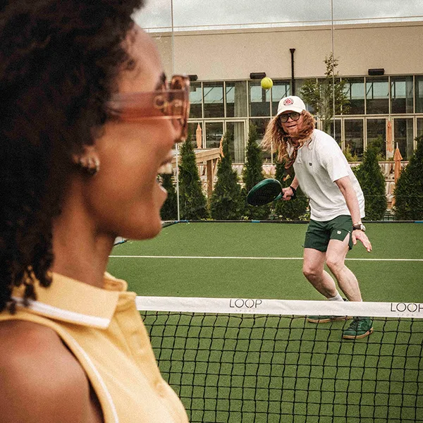 Padel & aktiviteter på Hjortviken Gäster som spelar padel utomhus på Hjortviken i naturnära miljö med hotellbyggnad i bakgrunden.