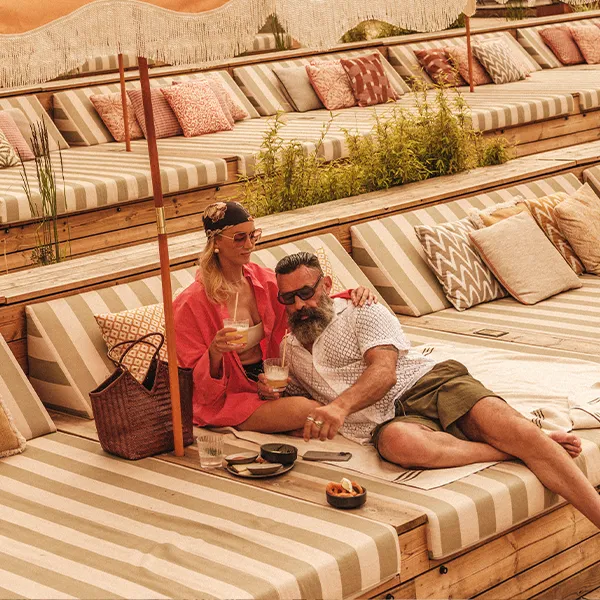 Solterrass & poolbar på Hjortviken Par som kopplar av med drinkar på solterrass vid poolen på Hjortviken.